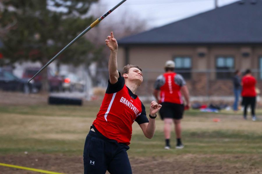 Nathan Putter throwing javelin  03/29/2023