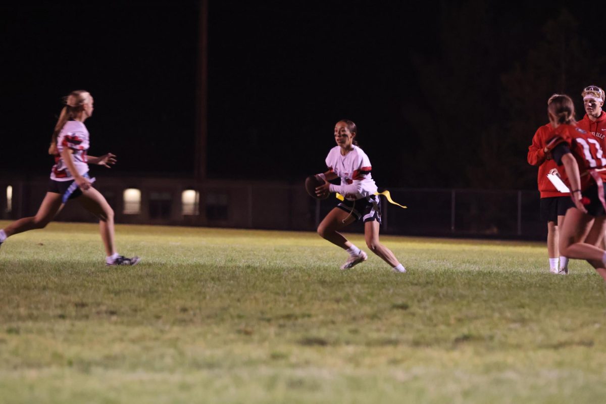 Kamry Allen getting ready to hand off the ball 