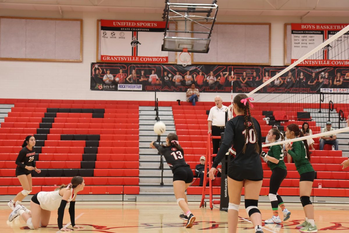 SaDee Castagno passing the ball to Abi Wood 