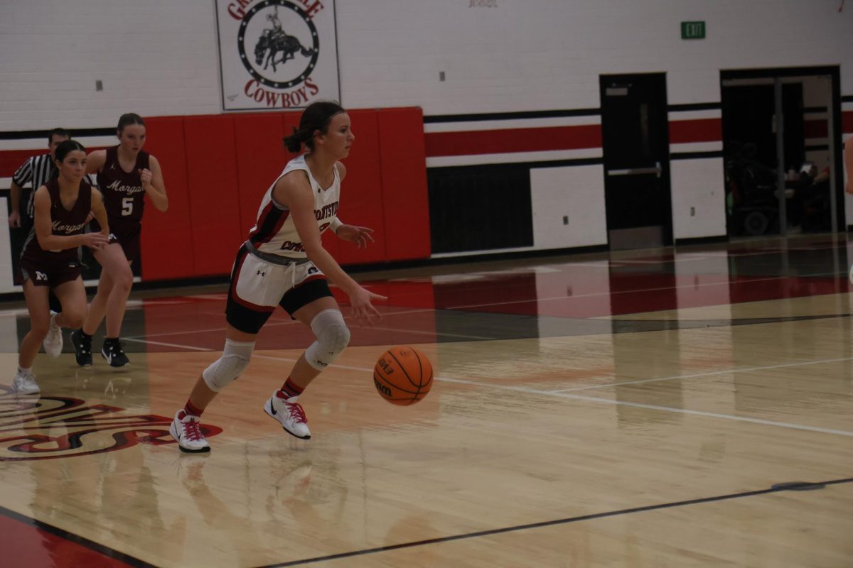 SaDee Thorton dribbling the ball 